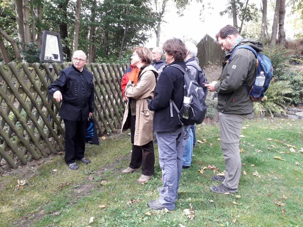 Gästeführer Heinz Seidler mit Besuchern auf den "Historischen Bergbausteig Seiffen" (2018)